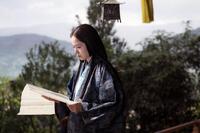書状を手にとる市（宮﨑あおい）