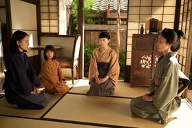 直美は皆にある提案を。左から、直美（上坂樹里）、りんの娘・環（英茉）、りん（見上愛）、りんの母・美津（水野美紀）