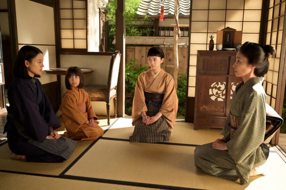 直美は皆にある提案を。左から、直美（上坂樹里）、りんの娘・環（英茉）、りん（見上愛）、りんの母・美津（水野美紀）
