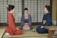 新潟の女学校の寮に、久の母・サワがやってきて…。左から、久（近藤華）、りん（見上愛）、サワ（磯山さやか）