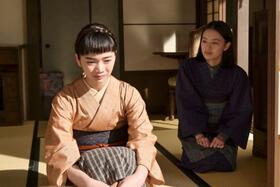 思い悩むりん（見上愛・左）、寄り添う直美（上坂樹里）