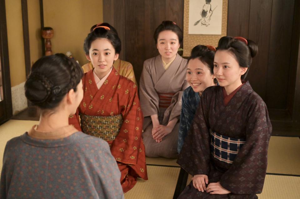 新潟で久（近藤華・左）たち女学生に囲まれるりん