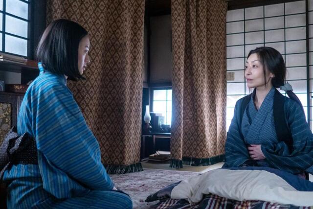 直美（上坂樹里・左）は文（内田慈）が母親ではないかと疑って…