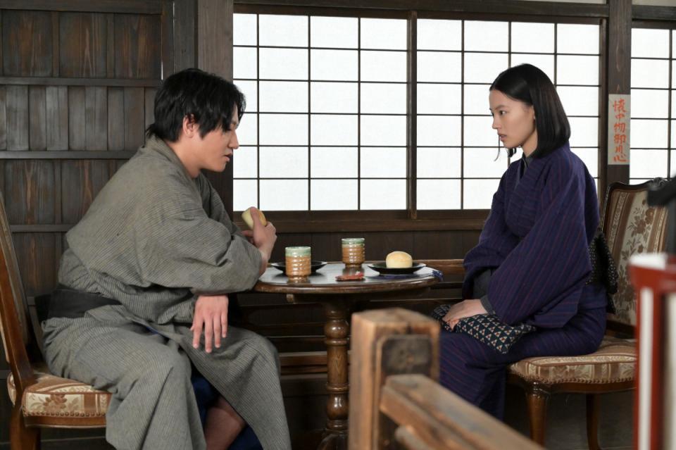 直美（上坂樹里）は寛太（藤原季節）に、文が自分の母かを調べてもらうよう頼む
