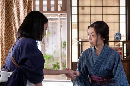 直美（上坂樹里・左）は、母かもしれない文（内田慈）に…