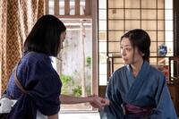 直美（上坂樹里・左）は、母かもしれない文（内田慈）に…