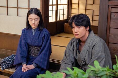 縁側で寛太（藤原季節）と話す直美（上坂樹里）
