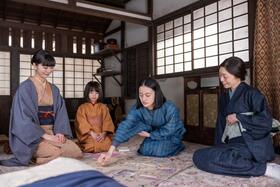 文と直美は、りん母娘と双六を囲んで…。左から、りん（見上愛）、りんの娘・環（英茉）、直美（上坂樹里）、文（内田慈）