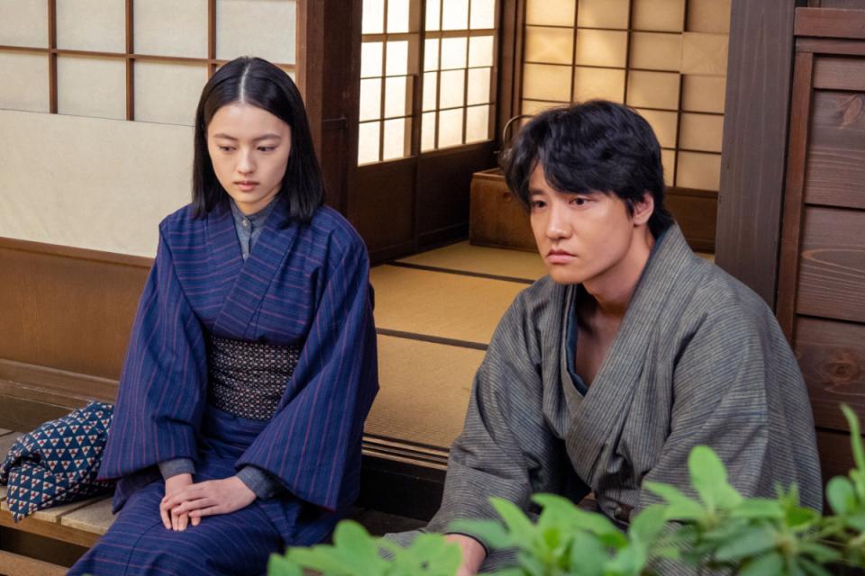 縁側で寛太（藤原季節）と話す直美（上坂樹里）