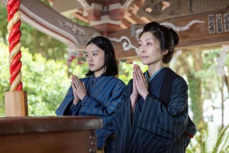 神社で手を合わせる直美（上坂樹里・左）と文（内田慈）