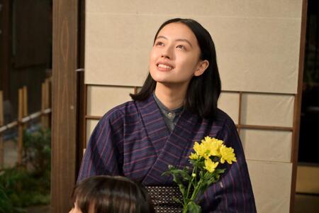 直美（上坂樹里）は花を手に空を見上げて…