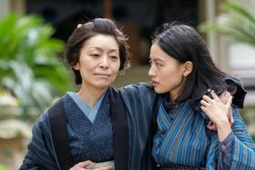 文（内田慈・左）の表情を伺いながら、支える直美（上坂樹里）
