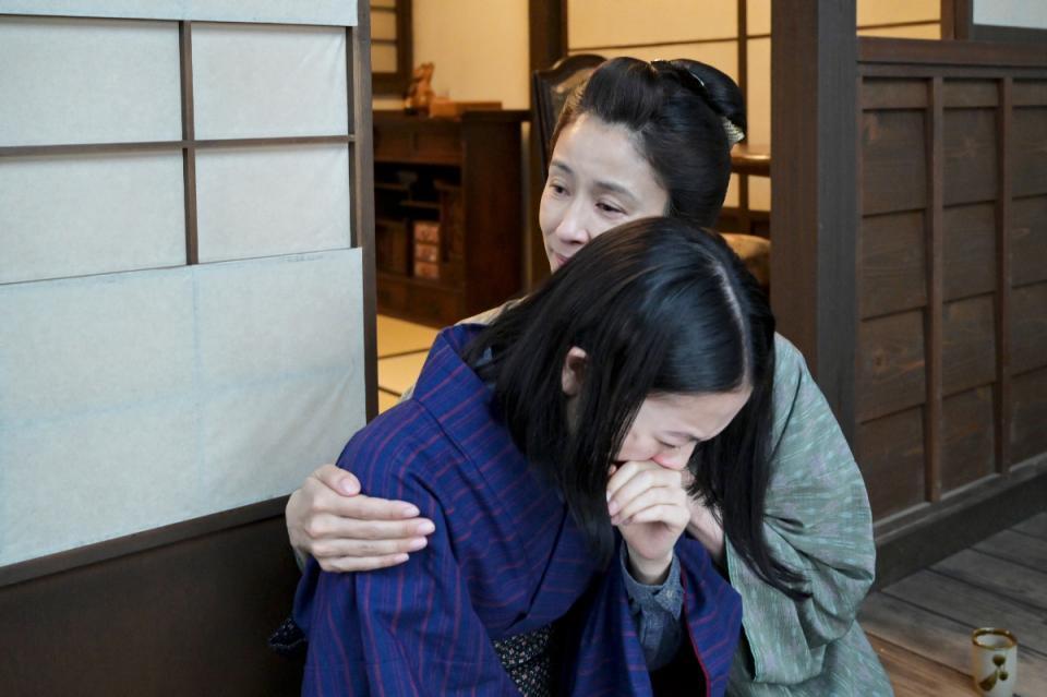 嗚咽する直美（上坂樹里・左）の肩を抱くりんの母・美津（水野美紀）