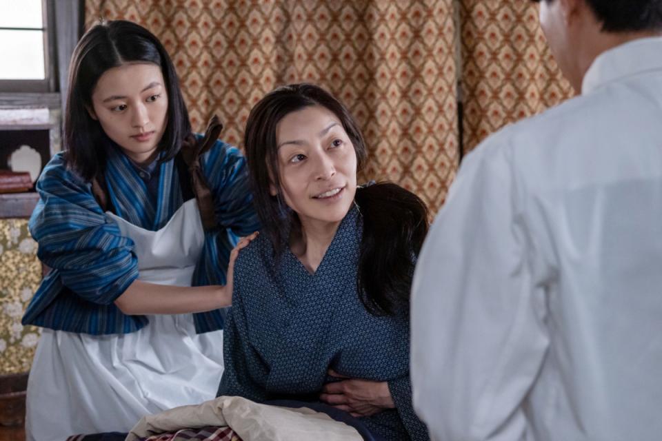 直美（上坂樹里・左）が頼んだ医師・藤田の来訪に、笑みを見せる文（内田慈）