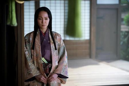 心配げな慶（吉岡里帆）