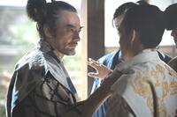 秀吉（右、池松壮亮）の胸ぐらをつかむ勝家（山口馬木也）