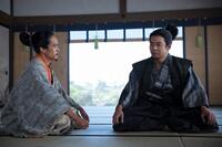 秀吉（左、池松壮亮）と話す小一郎（仲野太賀）