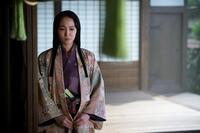 心配げな慶（吉岡里帆）
