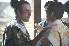 秀吉（右、池松壮亮）の胸ぐらをつかむ勝家（山口馬木也）