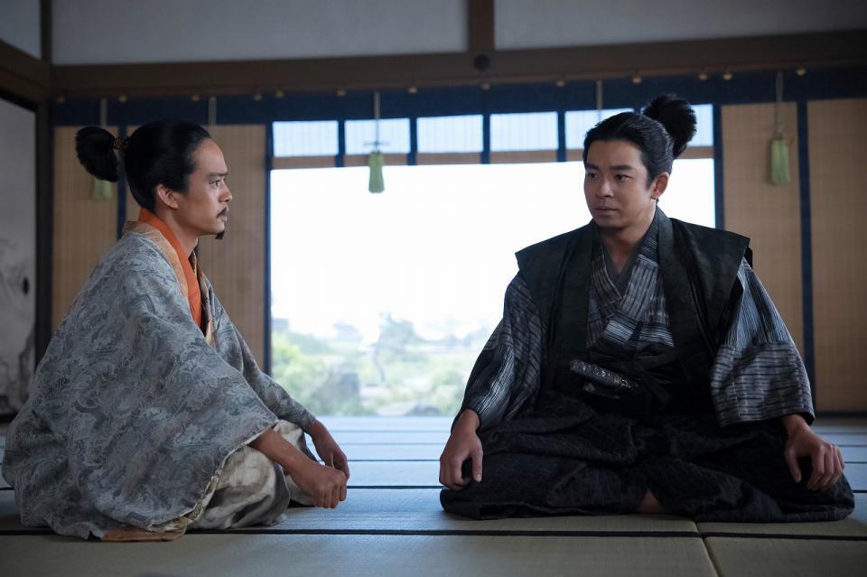 秀吉（左、池松壮亮）と話す小一郎（仲野太賀）