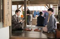りん（見上愛）を訪ねてやってきた新聞記者・横沢（井上祐貴）