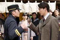 ある事件に携わる新聞記者・横沢（井上祐貴・右）