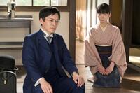 医師・黒川（平埜生成）と話すりん（見上愛）