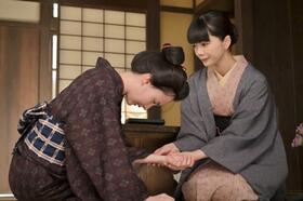 りん（見上愛・右）の授業中、生徒が体調不良に…