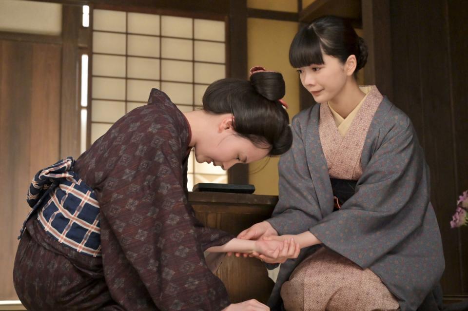 りん（見上愛・右）の授業中、生徒が体調不良に…