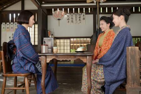 派出看護を進める直美（上坂樹里・左）の話を聞く、しのぶ（木越明・中央）と多江（生田絵梨花）