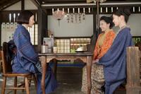 派出看護を進める直美（上坂樹里・左）の話を聞く、しのぶ（木越明・中央）と多江（生田絵梨花）