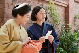 直美（上坂樹里・右）としのぶ（木越明）の始めた派出看護の会に初めての依頼が！