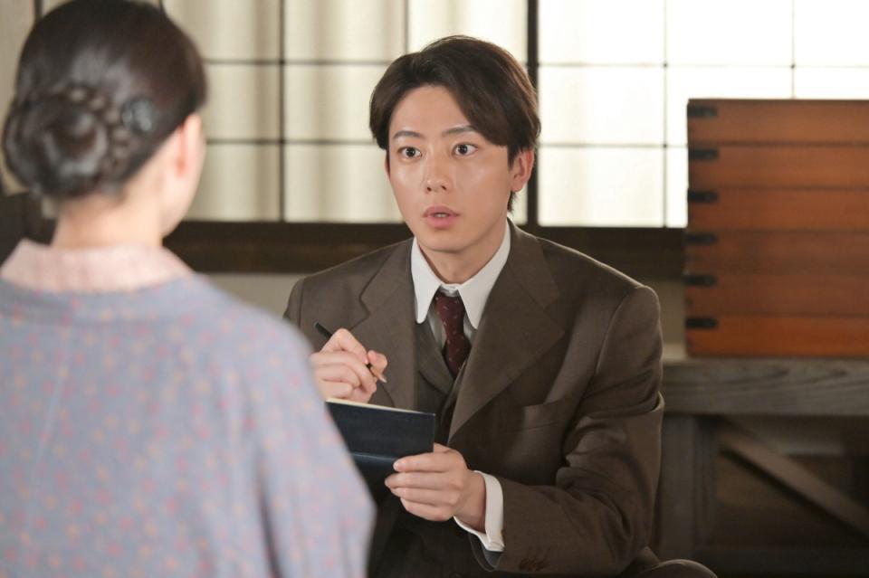 新聞記者・横沢（井上祐貴）がりんを訪ねてくる
