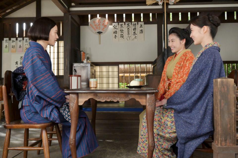 派出看護を進める直美（上坂樹里・左）の話を聞く、しのぶ（木越明・中央）と多江（生田絵梨花）