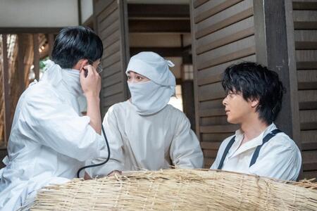 東京から来た柳生藤次（中村倫也・右）をケアするりん（見上愛・中央）と医師・黒川（平埜生成）