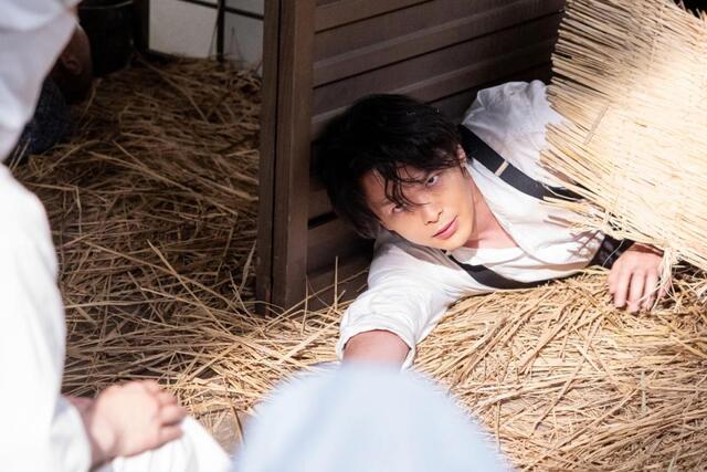患者の中には東京から来た男（中村倫也）が…