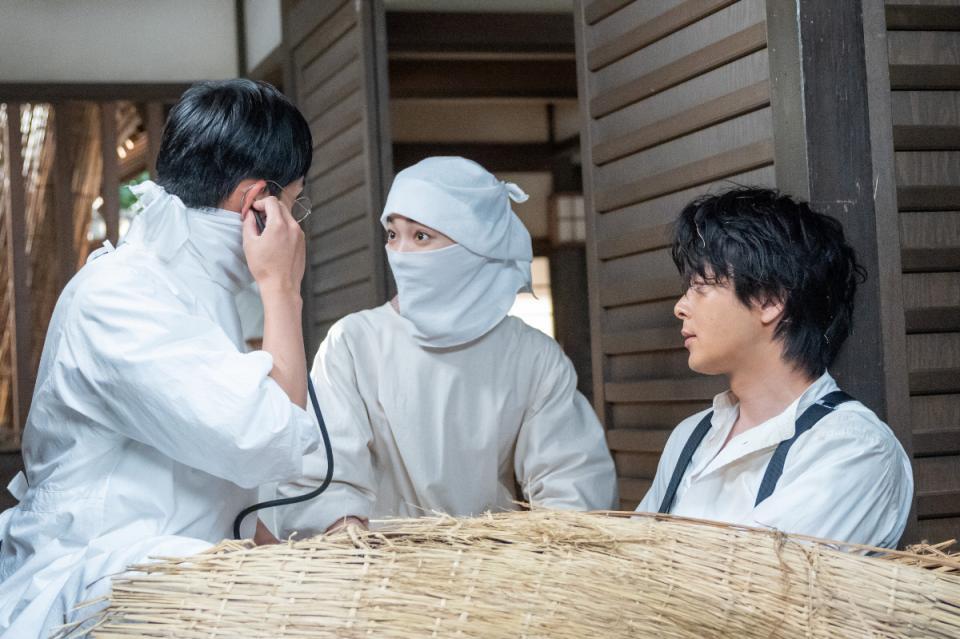 東京から来た柳生藤次（中村倫也・右）をケアするりん（見上愛・中央）と医師・黒川（平埜生成）