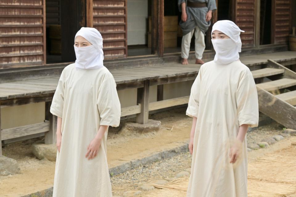 直美（上坂樹里・左）とりん（見上愛）が見た光景は…