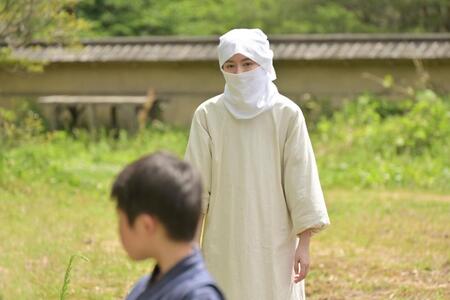 アサの息子・長太郎（渋谷そらじ）の様子を気にする直美（上坂樹里）