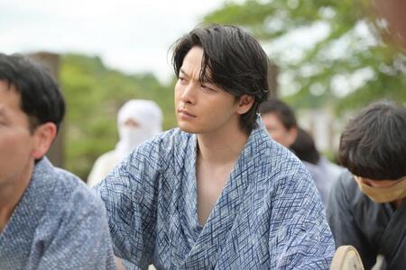 東京から来た柳生藤次（中村倫也）の正体は…