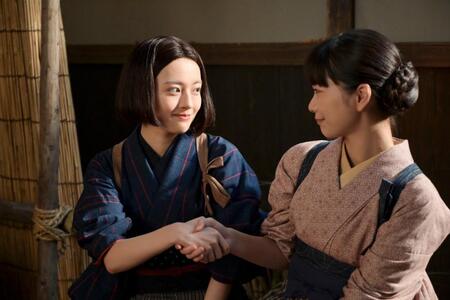 感染が収束したことを喜び合うりん（見上愛・右）と直美（上坂樹里）