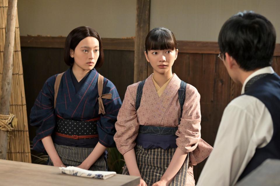医師・黒川の提案を聞いたりん（見上愛・右）と直美（上坂樹里）は…