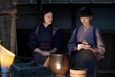 直美（上坂樹里・左）とりん（見上愛）は久しぶりにタッグを