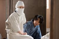 直美（上坂樹里）は、東京から来た柳生藤次（中村倫也）の看護を…