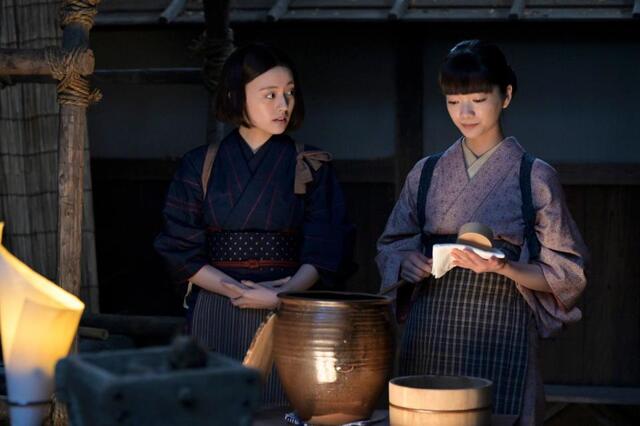 直美（上坂樹里・左）とりん（見上愛）は久しぶりにタッグを