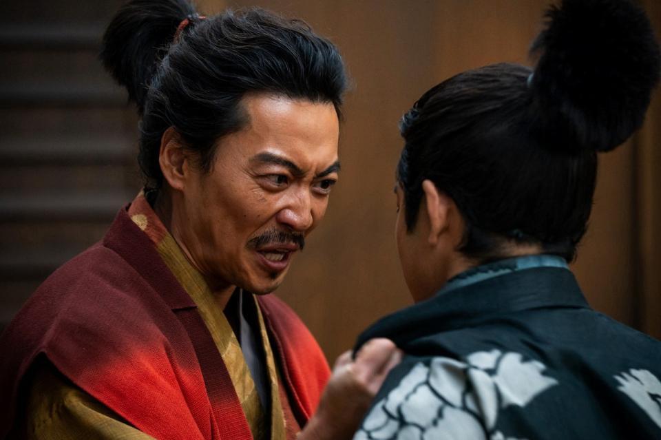 鬼の形相の利家（大東駿介）、胸ぐらをつかまれる小一郎（仲野太賀）