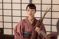 家を訪ねてきた横沢に驚くりん（見上愛）