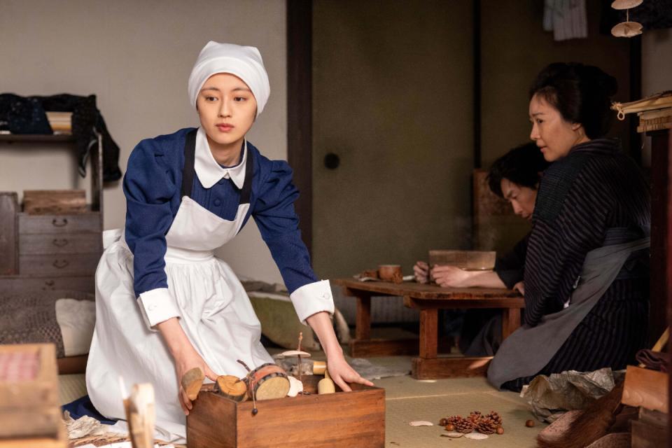 直美（上坂樹里・中央）が看護に訪れた登勢（前田亜季）の家の暮らしぶりは貧しく…