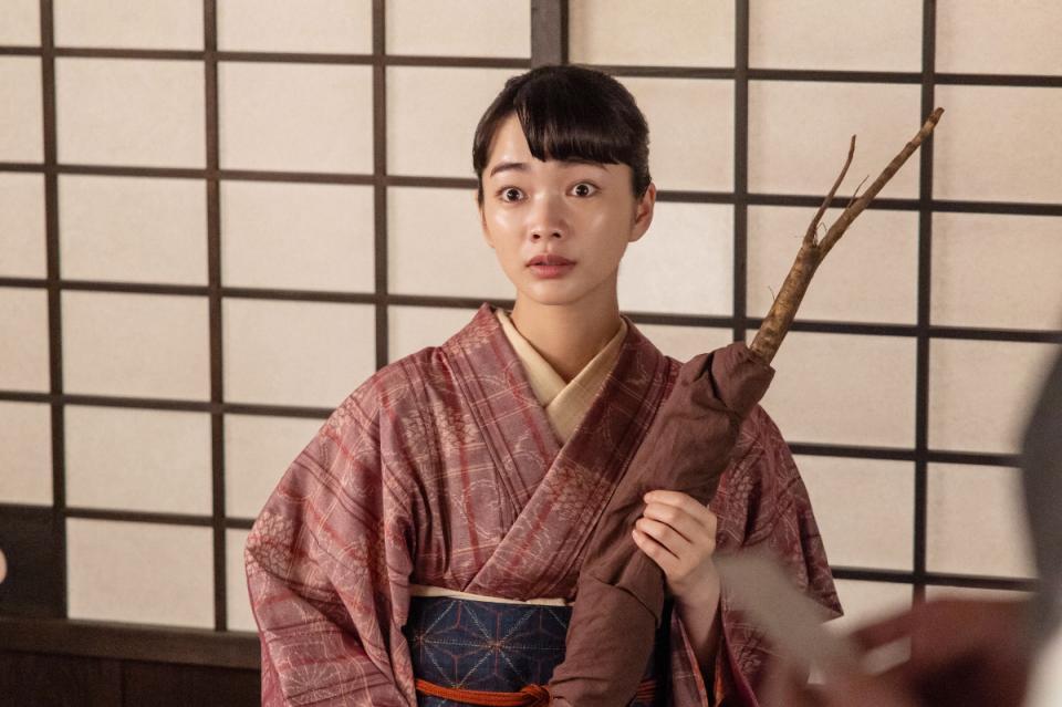 家を訪ねてきた横沢に驚くりん（見上愛）