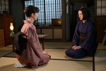 りん（見上愛・左）は直美（上坂樹里）と向き合って…